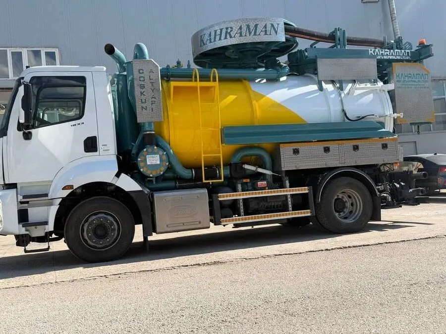 Üsküdar'da acil bir çağrıya hızla müdahale eden vidanjör ekibinin fotoğrafı